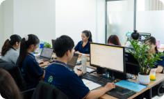 Đội ngũ vận hành đang xử lý booking
